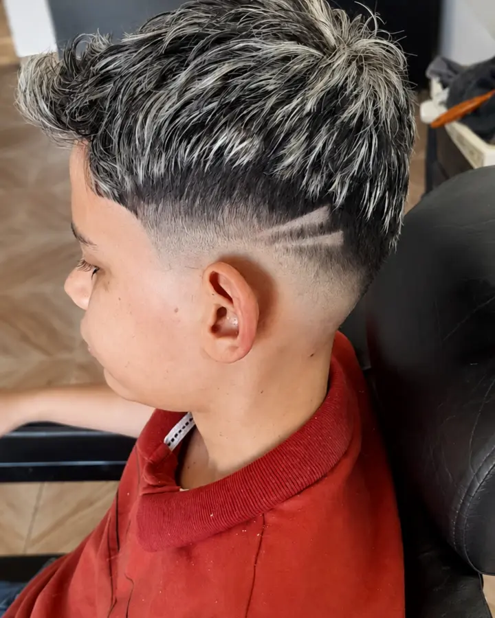 Corte com mechas realizado na Leandro Barbearia